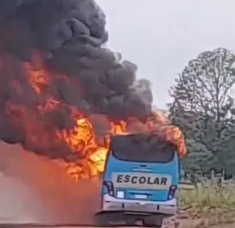 Ônibus escolar pega fogo em assentamento rural de Candeias do Jamari, RO