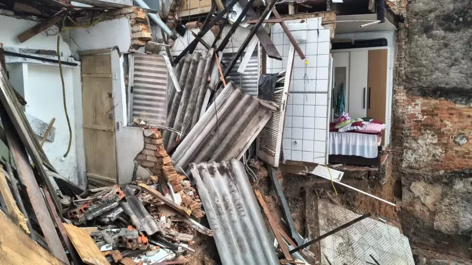Deslizamento mata morador na Brasilândia durante temporal em São Paulo