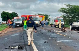 Motorista de 39 anos morre após batida entre caminhonete e caminhão