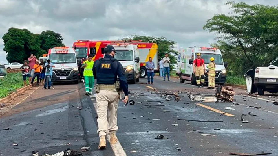 Motorista de 39 anos morre após batida entre caminhonete e caminhão