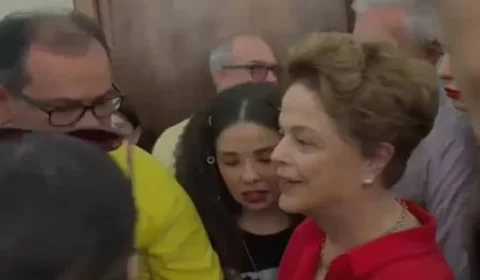 Dilma vota em BH sob aplausos, vaias e empurra-empurra