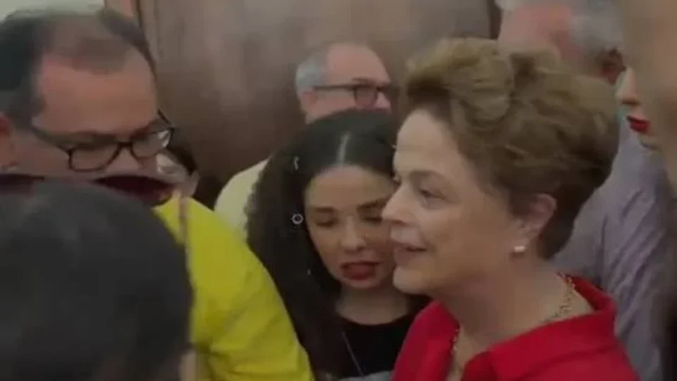 Dilma vota em BH sob aplausos, vaias e empurra-empurra