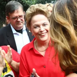 Dilma Rousseff vota em BH sob aplausos de apoiadores no segundo turno das eleições