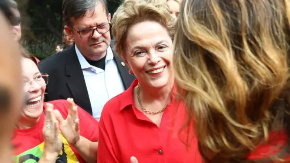Dilma Rousseff vota em BH sob aplausos de apoiadores no segundo turno das eleições