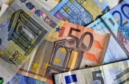 Euro cai ao menor nível em 17 meses frente ao dólar com temor fiscal na Europa