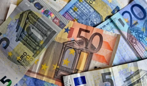 Euro cai ao menor nível em 17 meses frente ao dólar com temor fiscal na Europa