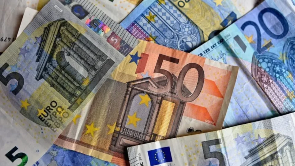 Euro cai ao menor nível em 17 meses frente ao dólar com temor fiscal na Europa