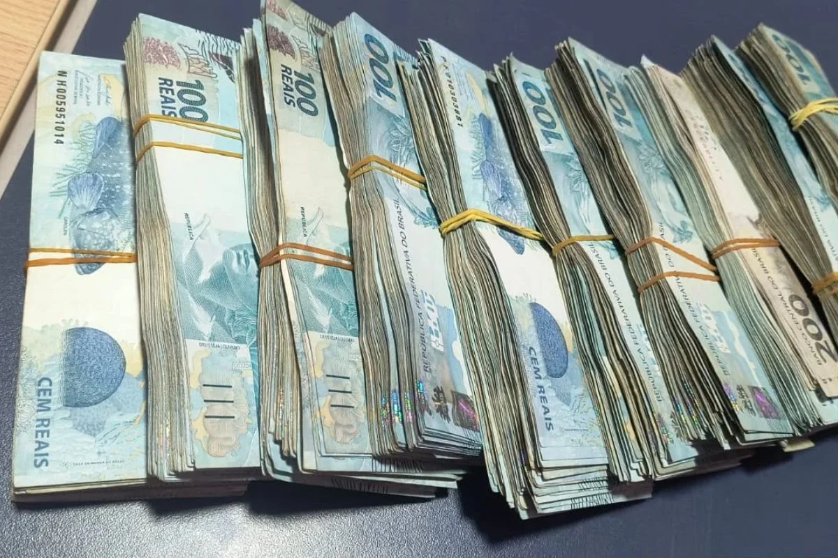 Os dois ocupantes foram questionados sobre a procedência do dinheiro e a situação do automóvel.