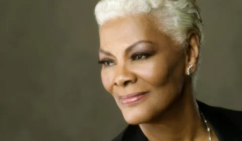 Dionne Warwick cancela show aos 85 anos após dores que a impedem de ficar em pé