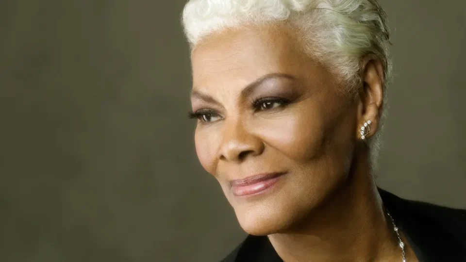 Dionne Warwick cancela show aos 85 anos após dores que a impedem de ficar em pé