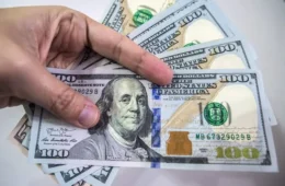 Dólar cai para R$ 5,34 após fala do Fed, mas acumula alta de quase 7% na semana