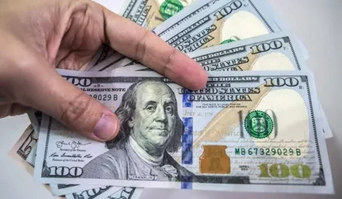 Dólar cai para R$ 5,34 após fala do Fed, mas acumula alta de quase 7% na semana