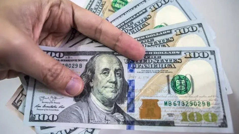Dólar cai para R$ 5,34 após fala do Fed, mas acumula alta de quase 7% na semana