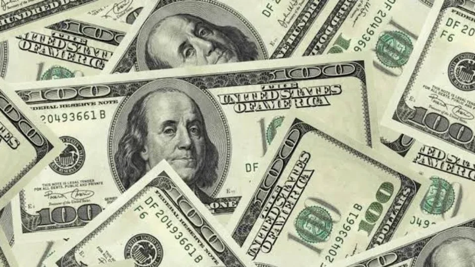 Dólar supera R$ 5,40 e Ibovespa cai diante de incertezas fiscais após eleição