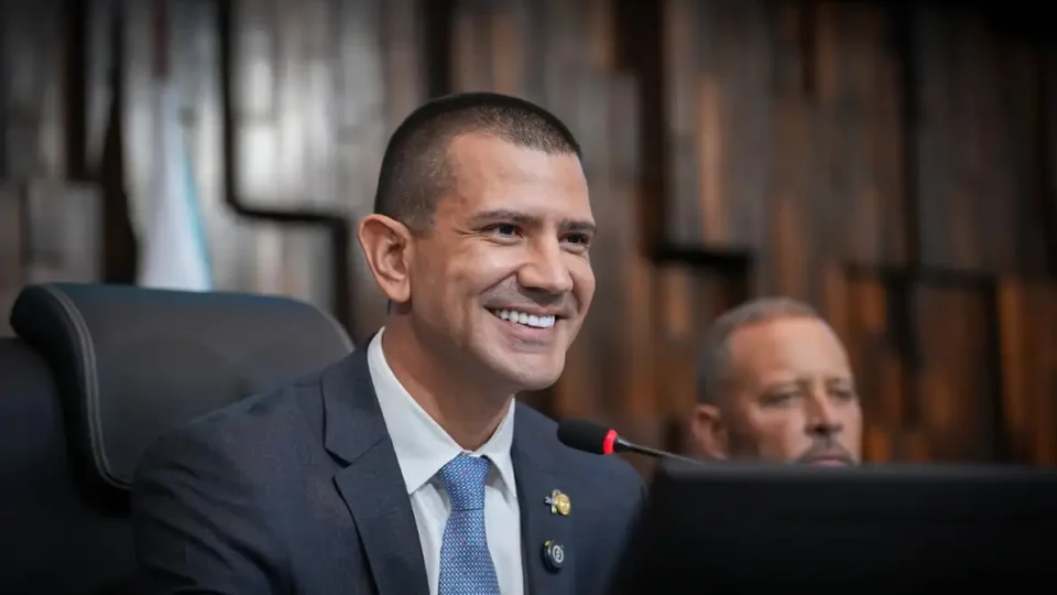 Quem é Douglas Ruas, político de 37 anos que deve assumir o governo do Rio após decisão do TSE