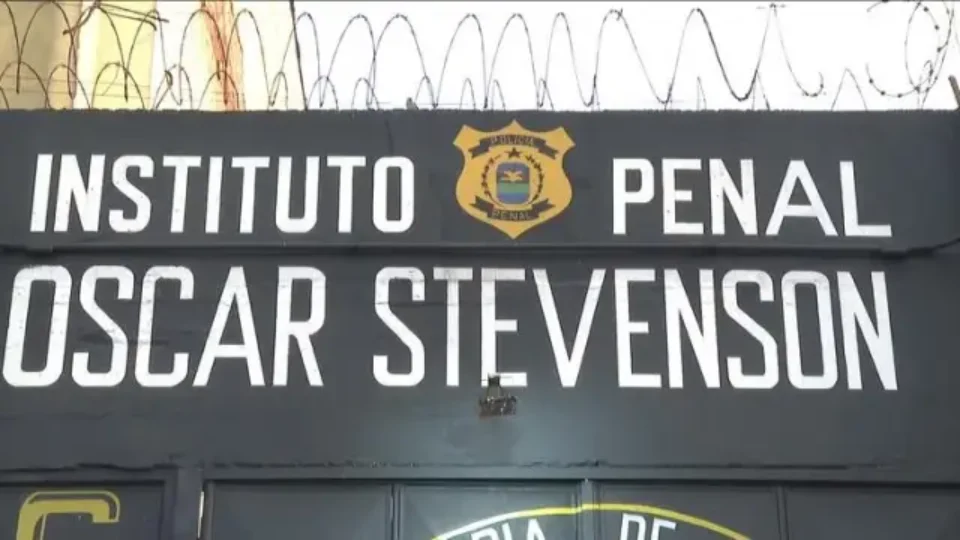 Diretora de presídio feminino é presa em flagrante suspeita de desviar alimentos no Rio