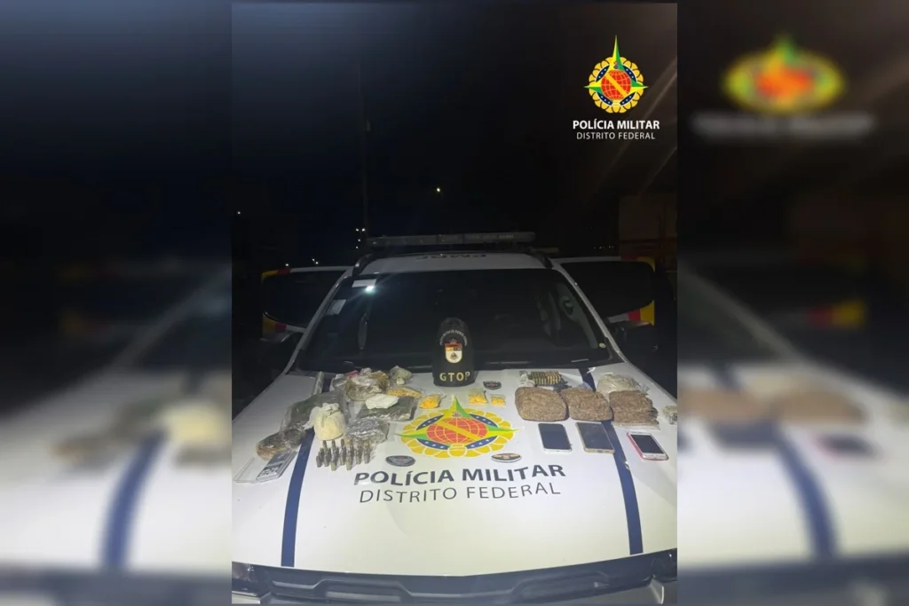 Polícia Militar apreendeu cerca de 6 kg de entorpecentes, 125 munições, uma balança de precisão e três celulares no Recanto das Emas.