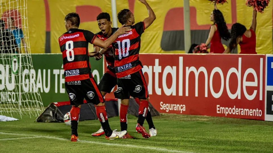 Vitória vence São Paulo por 2 a 0 e se afasta do rebaixamento