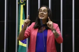 Duda Salabert pede suspensão do salário e cassação do mandato de Flávio Bolsonaro