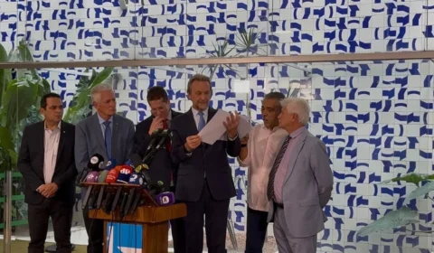PT reúne 100 assinaturas para CPMI contra Flávio Bolsonaro por casos Master e INSS