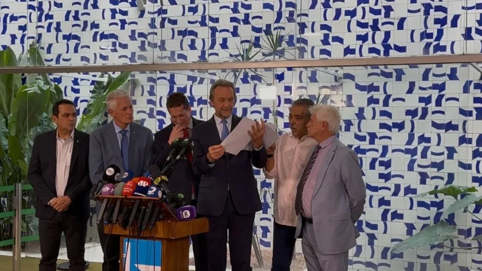 PT reúne 100 assinaturas para CPMI contra Flávio Bolsonaro por casos Master e INSS