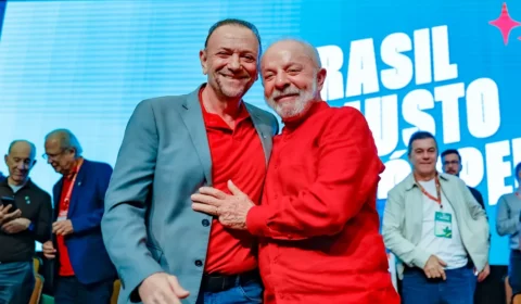 Presidente do PT diz que Lula quer “confronto direto” com Flávio e irá a debates no 2º turno