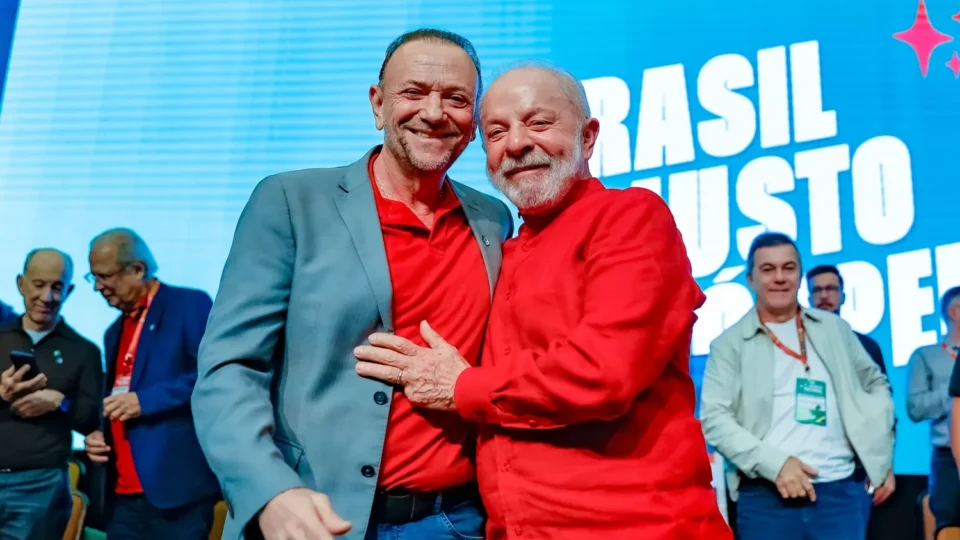 Presidente do PT diz que Lula quer “confronto direto” com Flávio e irá a debates no 2º turno