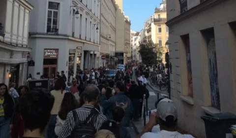 Brasileiros enfrentam filas em Paris para votar no primeiro turno das Eleições 2026