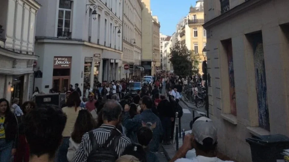 Brasileiros enfrentam filas em Paris para votar no primeiro turno das Eleições 2026