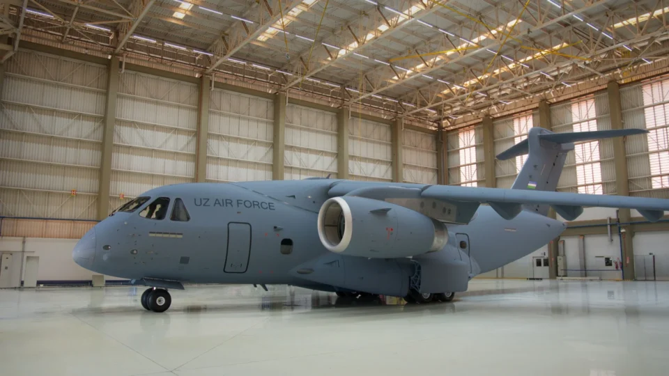 Embraer entrega C-390 ao Uzbequistão e anuncia fábrica na Índia