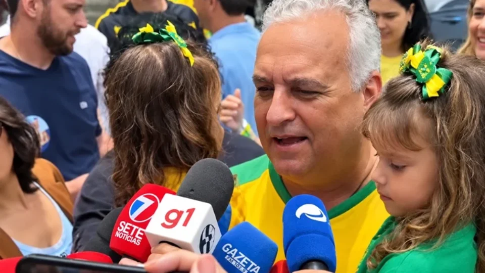 Alfredo Gaspar vota em Maceió e diz ter entregado “destino do Brasil a Deus”