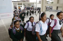 Peru anuncia proibição de cabelo comprido para meninos e maquiagem para meninas nas escolas