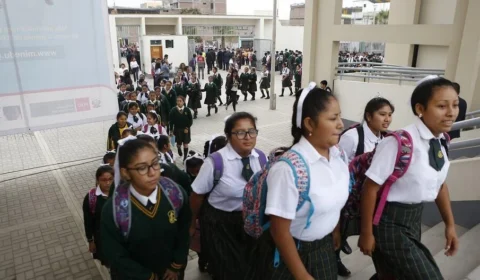 Peru anuncia proibição de cabelo comprido para meninos e maquiagem para meninas nas escolas