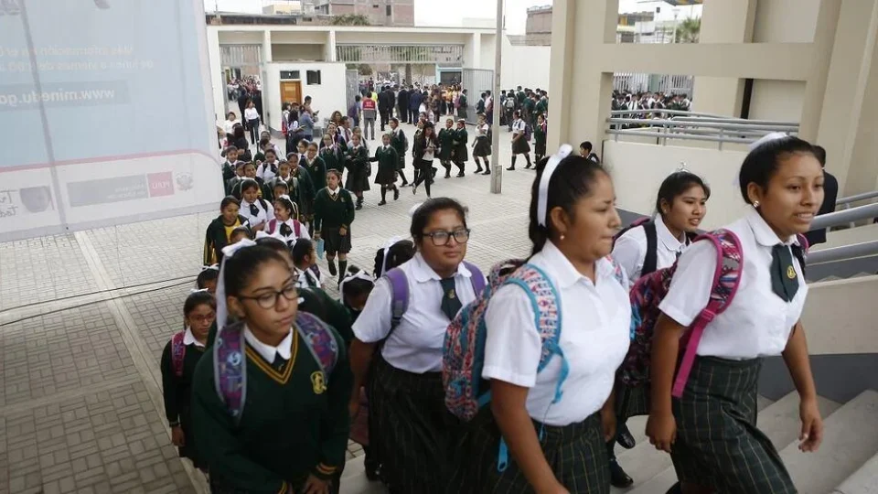 Peru anuncia proibição de cabelo comprido para meninos e maquiagem para meninas nas escolas