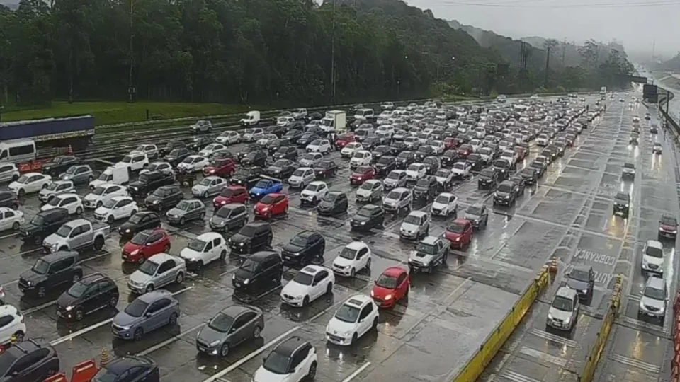 Feriado de 12 de outubro deve movimentar 18,4 milhões de veículos em SP; veja previsão do tempo e alerta nas praias
