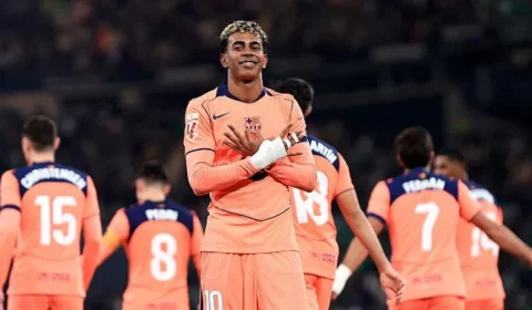 Barcelona goleia Betis por 5 a 2, mantém 100% e dispara na liderança da La Liga