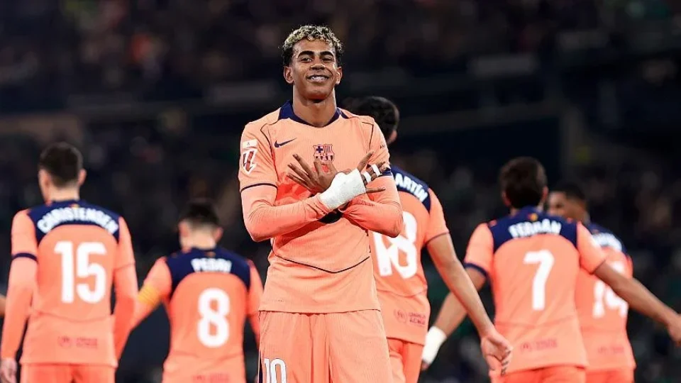 Barcelona goleia Betis por 5 a 2, mantém 100% e dispara na liderança da La Liga