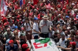 Lula faz caminhada com Leandro Grass em Ceilândia e leva debate sobre armas à campanha no DF