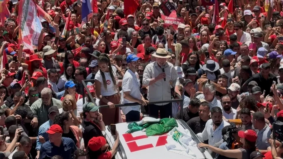 Lula faz caminhada com Leandro Grass em Ceilândia e leva debate sobre armas à campanha no DF
