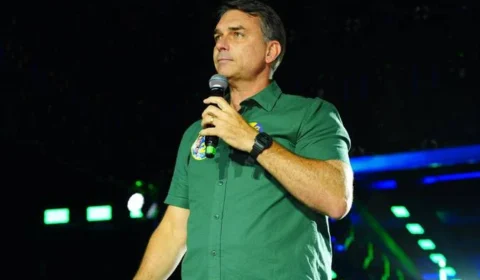 Aliados tentam contato com Flávio Bolsonaro após notícia de possível saída do Brasil