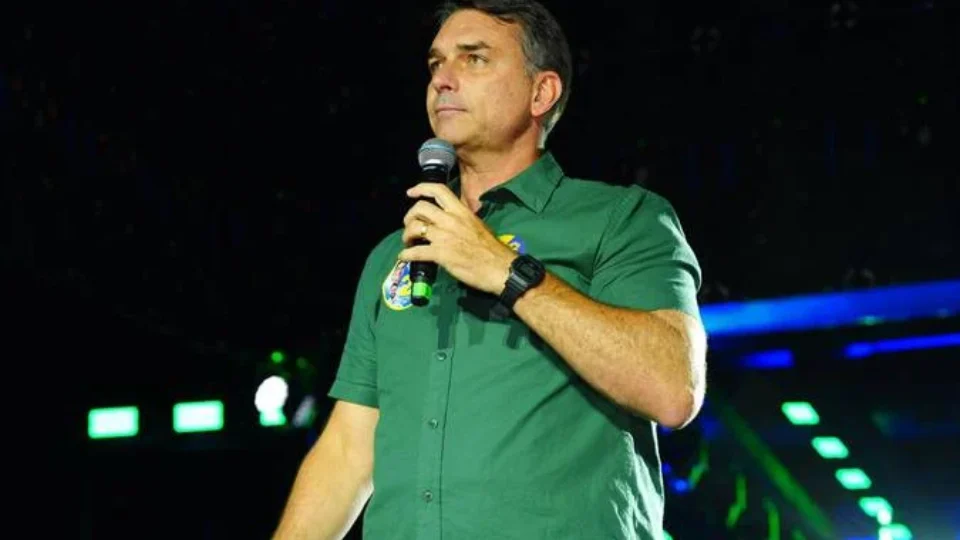 Aliados tentam contato com Flávio Bolsonaro após notícia de possível saída do Brasil