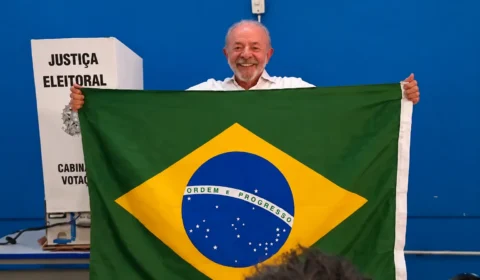 Lula chama Flávio Bolsonaro de “miliciano” após votar em São Bernardo do Campo