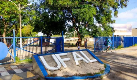 Ufal solicita reforço na segurança após grupo tentar retirar cartazes políticos em campus