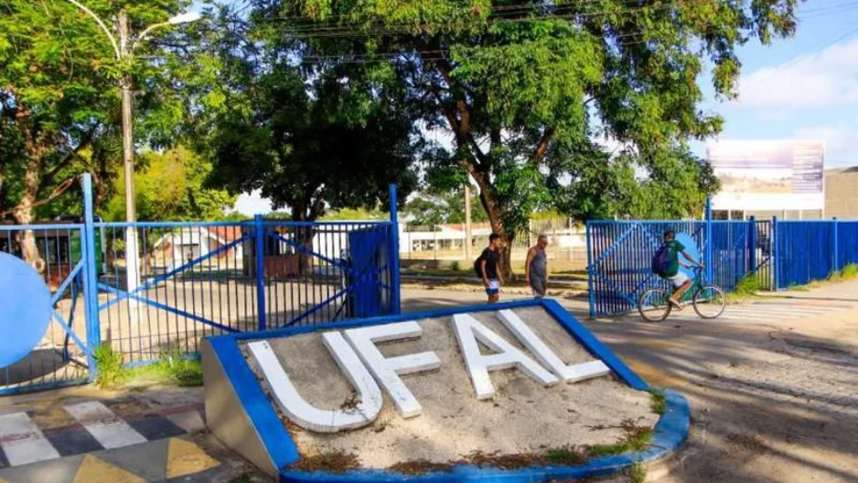 Ufal solicita reforço na segurança após grupo tentar retirar cartazes políticos em campus