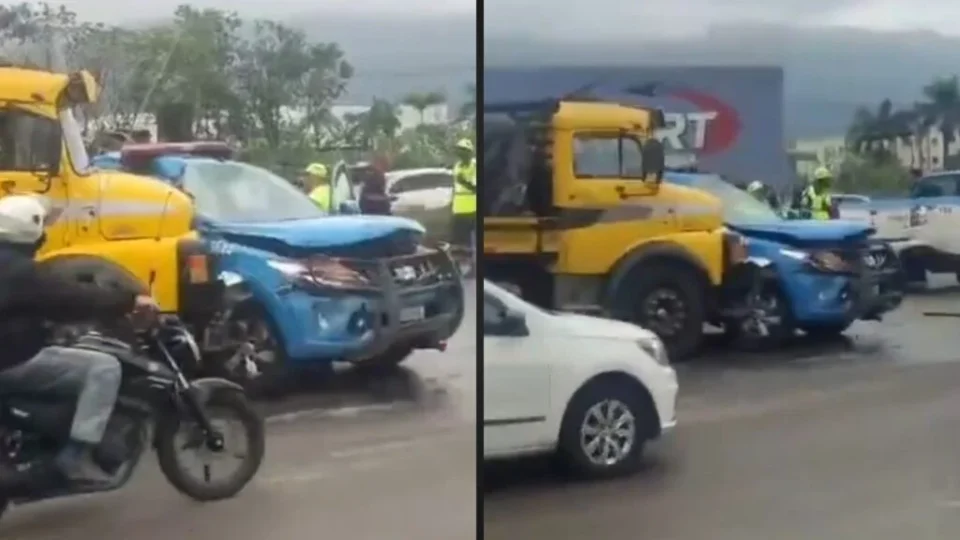 Carro bate em poste e deixa dois mortos na Avenida Brasil, no Rio