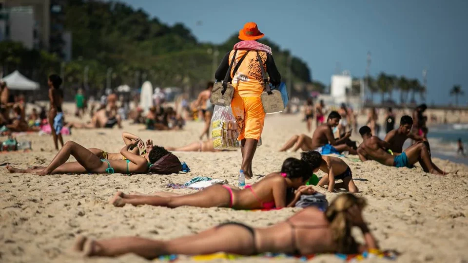 Feriado na segunda-feira (26) surpreende brasileiros; veja quais cidades terão folga