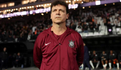 Corinthians demite Fernando Diniz após sete derrotas seguidas no Brasileirão