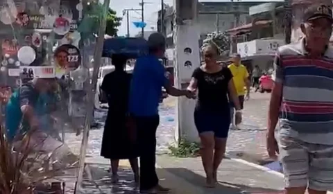 Homem é flagrado distribuindo santinhos em frente a local de votação em Belém