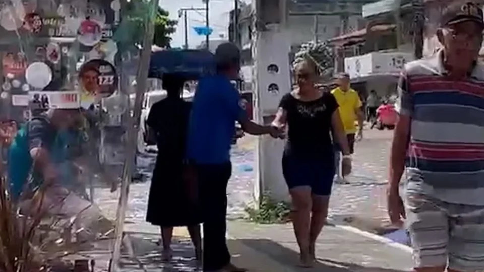 Homem é flagrado distribuindo santinhos em frente a local de votação em Belém