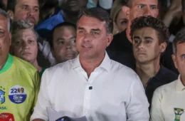 Flávio Bolsonaro se declara presidente eleito e acusa adversários de fraude em suposta carta divulgada na internet